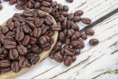 kahve çekirdekleri ve eski paslı zemin üzerine tahta kaşık