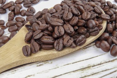 kahve çekirdekleri ve eski paslı zemin üzerine tahta kaşık