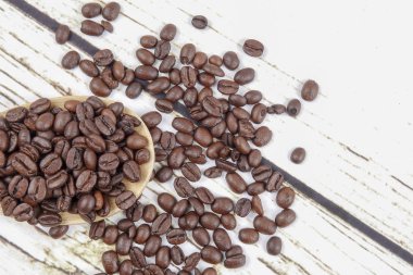 kahve çekirdekleri ve eski paslı zemin üzerine tahta kaşık