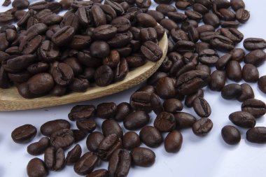 Kavrulmuş kahve çekirdekleri beyaz arka plan üzerinde izole kapatmak.