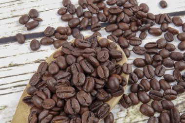 kahve çekirdekleri ve eski paslı zemin üzerine tahta kaşık