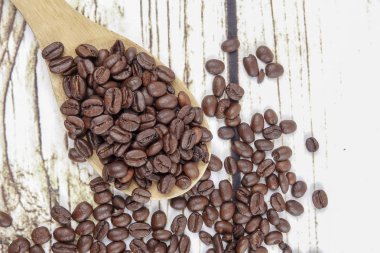 kahve çekirdekleri ve eski paslı zemin üzerine tahta kaşık