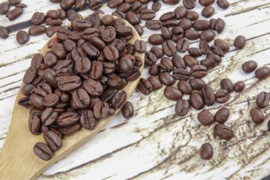 kahve çekirdekleri ve eski paslı zemin üzerine tahta kaşık