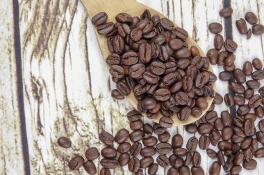 kahve çekirdekleri ve eski paslı zemin üzerine tahta kaşık