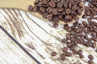 kahve çekirdekleri ve eski paslı zemin üzerine tahta kaşık