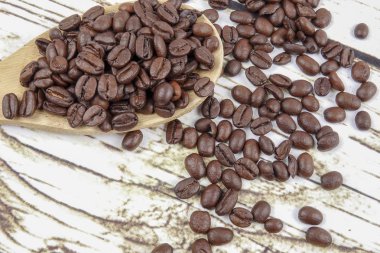 kahve çekirdekleri ve eski paslı zemin üzerine tahta kaşık