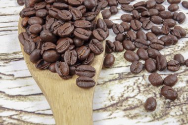 kahve çekirdekleri ve eski paslı zemin üzerine tahta kaşık