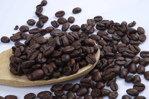 Granos Café Tostados Aislados Sobre Fondo Blanco Cerca — Foto de Stock