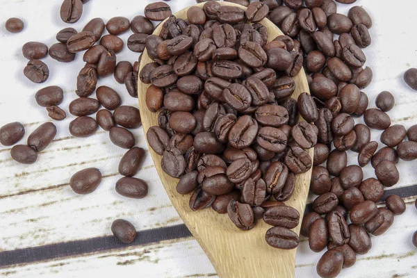 kahve çekirdekleri ve eski paslı zemin üzerine tahta kaşık