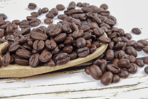 kahve çekirdekleri ve eski paslı zemin üzerine tahta kaşık