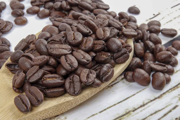 kahve çekirdekleri ve eski paslı zemin üzerine tahta kaşık