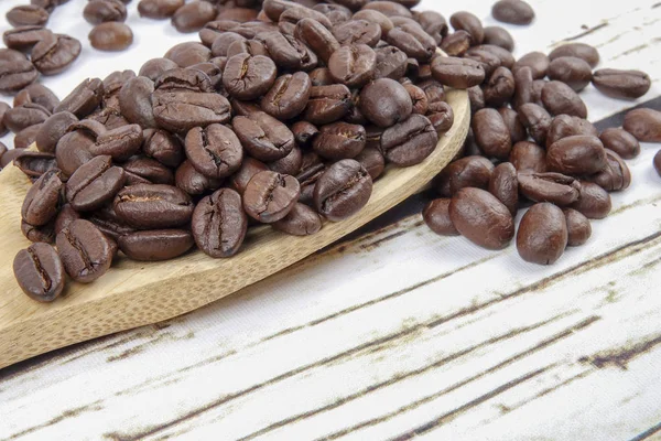 kahve çekirdekleri ve eski paslı zemin üzerine tahta kaşık