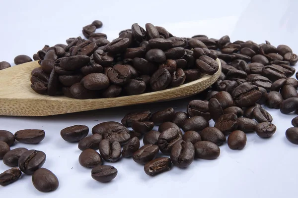 Rostade Kaffe Bönor Isolerad Vit Bakgrund Närbild — Stockfoto