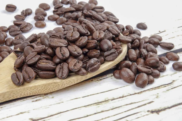 kahve çekirdekleri ve eski paslı zemin üzerine tahta kaşık