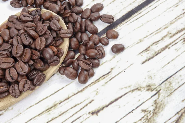 kahve çekirdekleri ve eski paslı zemin üzerine tahta kaşık