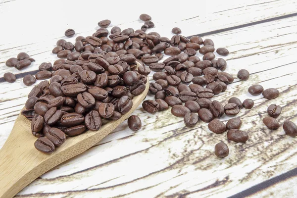 kahve çekirdekleri ve eski paslı zemin üzerine tahta kaşık