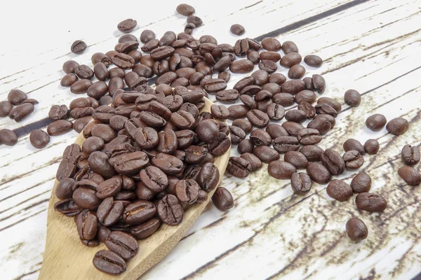 kahve çekirdekleri ve eski paslı zemin üzerine tahta kaşık