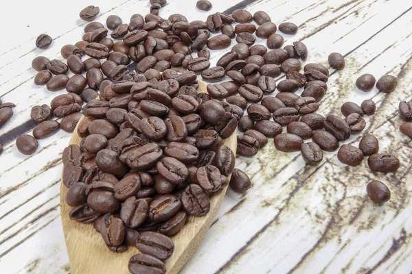 kahve çekirdekleri ve eski paslı zemin üzerine tahta kaşık