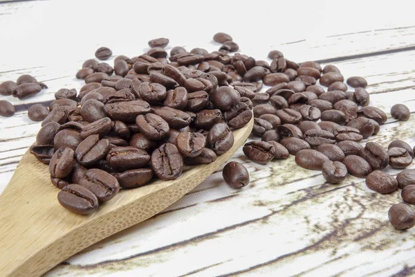 kahve çekirdekleri ve eski paslı zemin üzerine tahta kaşık