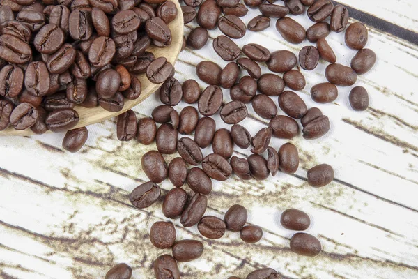kahve çekirdekleri ve eski paslı zemin üzerine tahta kaşık