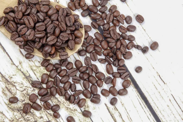 kahve çekirdekleri ve eski paslı zemin üzerine tahta kaşık