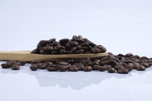 Rostade Kaffe Bönor Isolerad Vit Bakgrund Närbild — Stockfoto