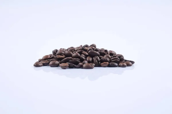 Palone Ziarna Kawy Izolowane Białym Tle — Zdjęcie stockowe