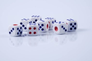 Beyaz zarlar beyaz arkaplanda izole.