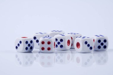 Beyaz zarlar beyaz arkaplanda izole.