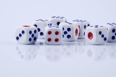 Beyaz zarlar beyaz arkaplanda izole.