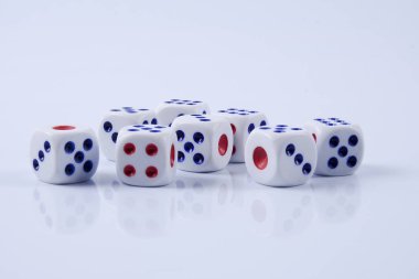 Beyaz zarlar beyaz arkaplanda izole.