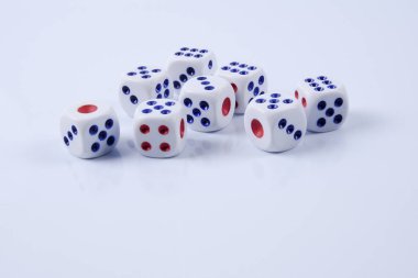 Beyaz zarlar beyaz arkaplanda izole.