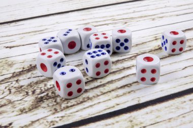 Tahta arka planda beyaz zarlar. Şans, şans ve eğlence anlayışı..