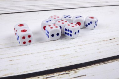 Tahta arka planda beyaz zarlar. Şans, şans ve eğlence anlayışı..