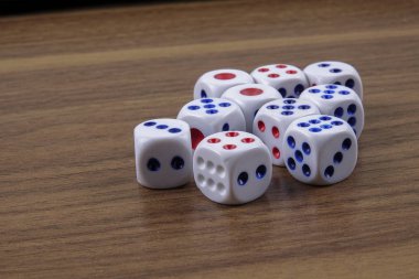 Tahta arka planda beyaz zarlar. Şans, şans ve eğlence anlayışı..