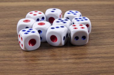 Tahta arka planda beyaz zarlar. Şans, şans ve eğlence anlayışı..