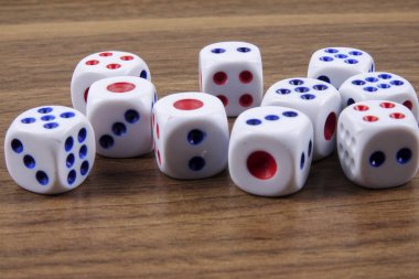 Tahta arka planda beyaz zarlar. Şans, şans ve eğlence anlayışı..