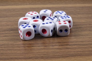 Tahta arka planda beyaz zarlar. Şans, şans ve eğlence anlayışı..