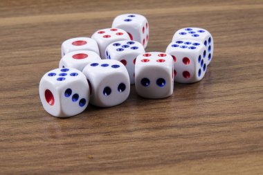 Tahta arka planda beyaz zarlar. Şans, şans ve eğlence anlayışı..