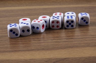 Tahta arka planda beyaz zarlar. Şans, şans ve eğlence anlayışı..