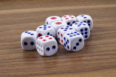 Tahta arka planda beyaz zarlar. Şans, şans ve eğlence anlayışı..