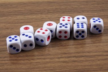 Tahta arka planda beyaz zarlar. Şans, şans ve eğlence anlayışı..