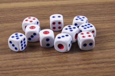 Tahta arka planda beyaz zarlar. Şans, şans ve eğlence anlayışı..