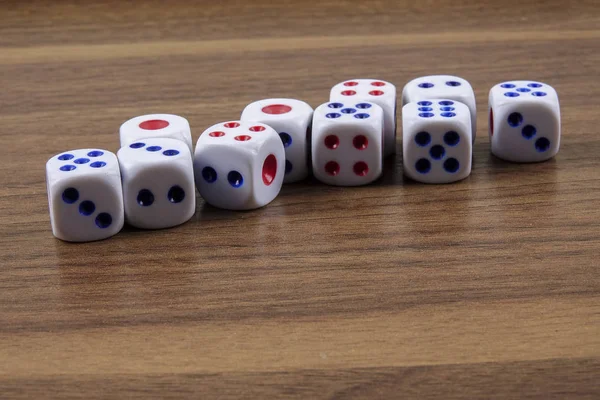 Tahta arka planda beyaz zarlar. Şans, şans ve eğlence anlayışı..