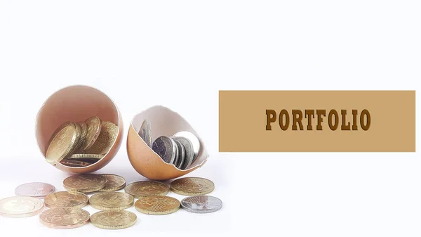 Eierschale Und Münzen Mit Business Und Finanztexten Konzeptionell Linsenschlagfilter Hinzugefügt — Stockfoto