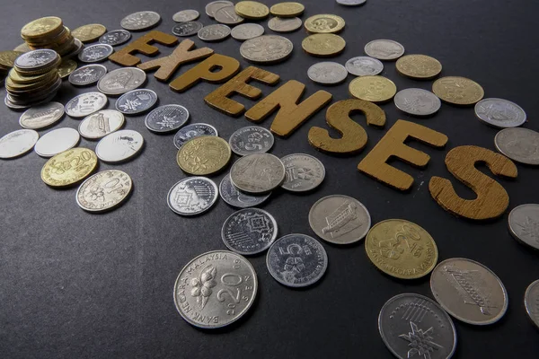 Monedas Sobre Fondo Negro Con Palabra Gastos Concepto Empresarial —  Fotos de Stock