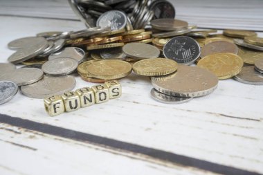 Zar kelime fonları ve ahşap arka plan üzerinde para ile. Finansman ve iş kavramı. Sığ Dof.