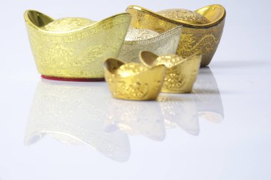 Çin yeni yılı festival süsleri, üzerinde beyaz izole Altın külçeler. Çince karakterler anlamına gelir şans, zenginlik ve refah.