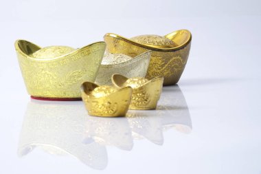 Çin yeni yılı festival süsleri, üzerinde beyaz izole Altın külçeler. Çince karakterler anlamına gelir şans, zenginlik ve refah.