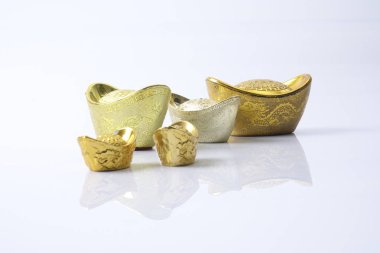 Çin yeni yılı festival süsleri, üzerinde beyaz izole Altın külçeler. Çince karakterler anlamına gelir şans, zenginlik ve refah.